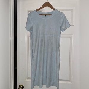 Great summer dress! Yes. It has POCKETS! Baby blue color/ velvet like feel.